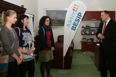 Výherkyně cen v dopravní soutěži přijímají gratulace od náměstka primátora Tomáše Suchardy. Foto: B. Krzyžanek 