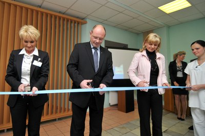 Na snímku zprava: Simona Piperková, Filip Horák a Marie Marsová při stříhání pásky