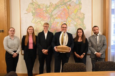 Florbalové „Rytířky" dorazily na magistrát i s pohárem. Foto: MMO