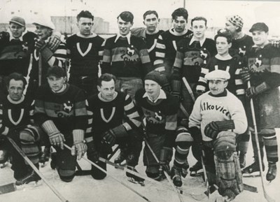 Ostravští rivalové, hokejisté týmů SSK Vítkovice a KS Slovan, na společném snímku z roku 1934. Foto: AMO