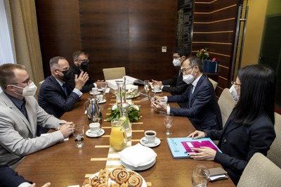 Společně s panem velvyslancem Suzuki přijela také paní Sachiko Hoshino, která je tajemnicí pro ekonomické záležitosti a pan Go Shimuta, ředitel organizace Japan External Trade Organization. Foto: Adolf Horsinka