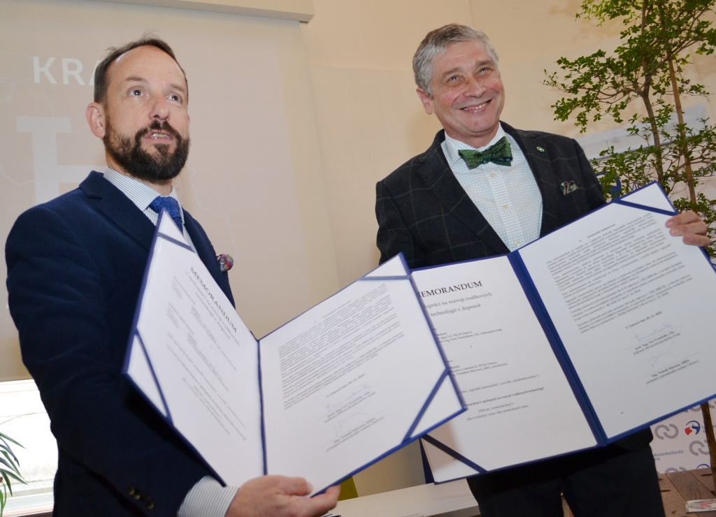 Primátor Tomáš Macura a Ivo Vondrák s memorandem týkajícím se využívání vodíkového pohonu. Foto: René Stejskal