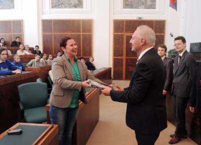 Téměř stočlennou skupinu dětí, umělců a pedagogů z Volgogradu přivítal na ostravské radnici náměstek primátora Zbyněk Pražák. Foto: J. Urban