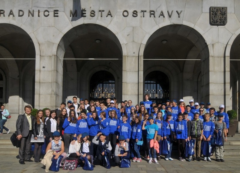 Památeční snímek před ostravskou radnicí.