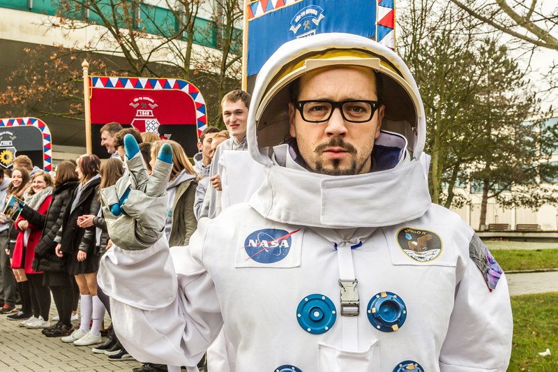 Docent Vlákno neváhá letět propagovat technickou univerzitu v Ostravě až do vesmíru.