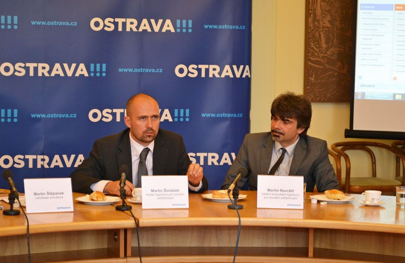M. Šimáček a M. Navrátil z Agentury pro sociální začleňování.