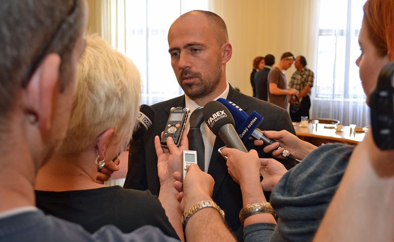 Ředitel agentury M. Šimáček v zajetí novinářů.