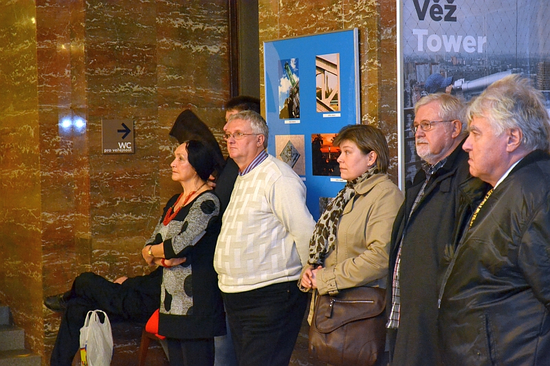 Účastníci vernisáže vybraných snímků