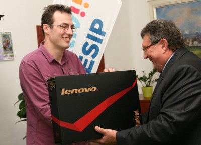 Náměstek primátora Ivo Hařovský předává Ivanu Pekařovi hlavní cenu – notebook Lenovo. Foto: B. Krzyžanek