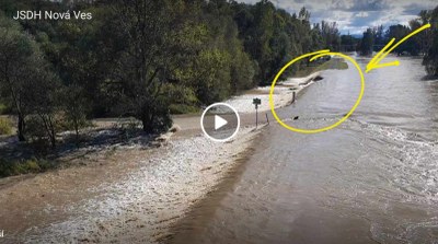 Voda dosáhla koruny protipovodňové hráze. Foto: JDSH z videa.