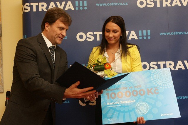 L. Palyza předává cenu plavkyni B. Závadové