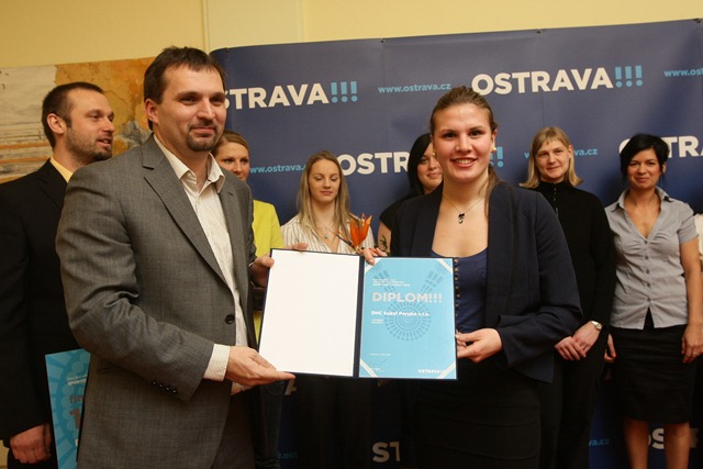 M. Štěpánek s házenkářkami Sokola Poruba