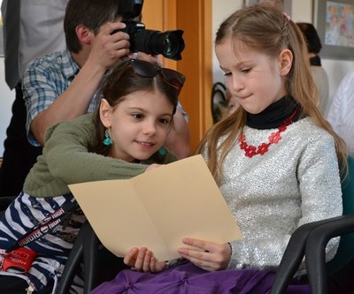 Foto: Magdalena Čapková a Kateřina Václavíková patří mezi oceněné žáky.