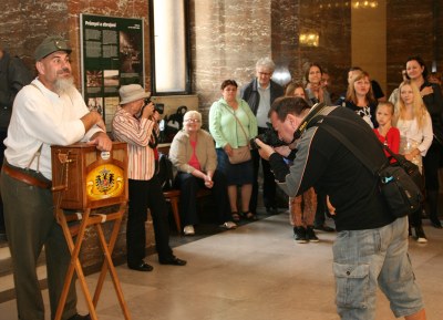 Vernisáž výstavy oživilo vystoupení dobového flašinetáře Jaroslava Nitky. Foto: B. Krzyžanek
