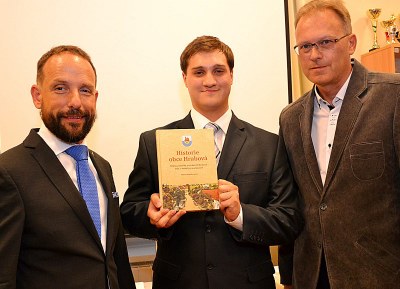 Primátor Tomáš Macura (vlevo), autor Martin Slepička a starosta Hrabové Igor Trávníček představují historickou publikaci. Foto: René Stejskal 