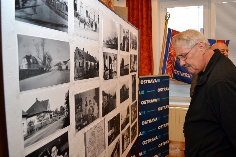 Návštěvníci křtu knihy si se zájmem prohlíželi také výstavu historických fotografií Hrabové. Návštěvníci křtu knihy si se zájmem prohlíželi také výstavu historických fotografií Hrabové.