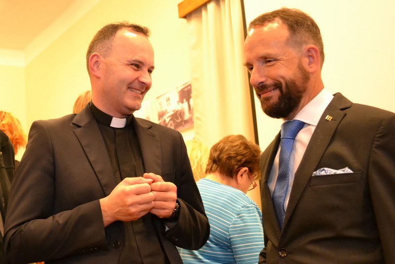 Primátor Tomáš Macura rozmlouvá s farářem Adrianem Wykretem.