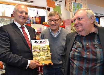 Tvůrci knihy Bohuslav Žárský a Zdeněk Wludyka (zprava) s náměstkem primátora Zbyňkem Pražákem. Foto: René Stejskal 