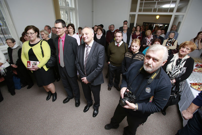 Účastníci křtu Kalendária 2015 v archivu města.