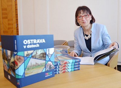 Ředitelka Archivu města Ostravy Blažena Przybylová představuje právě vydanou knihu Ostrava v datech. Foto: René Stejskal 