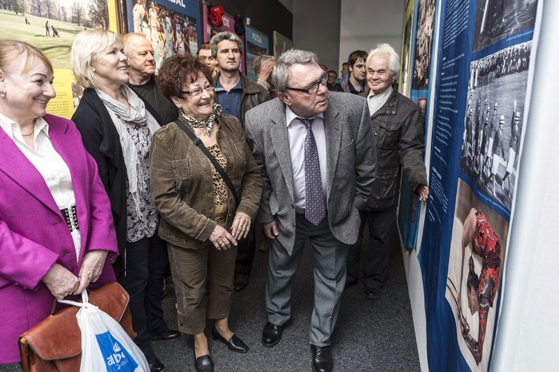 Vítěz OH V. Mácha si prohlíží fotky z olympiád