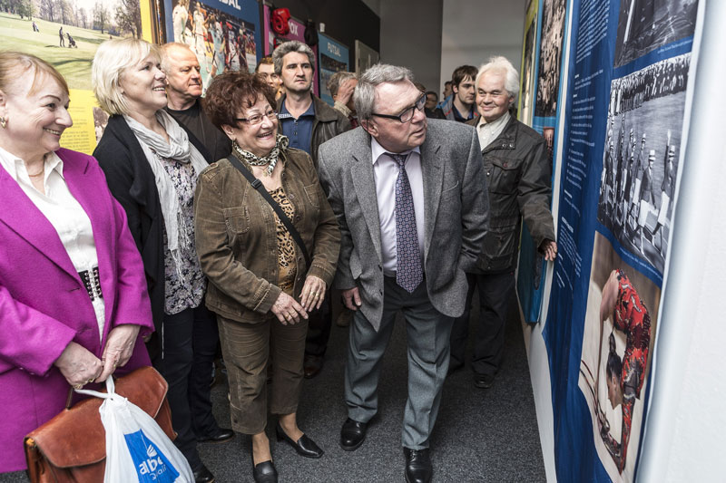 Vítěz OH V. Mácha si prohlíží fotky z olympiád