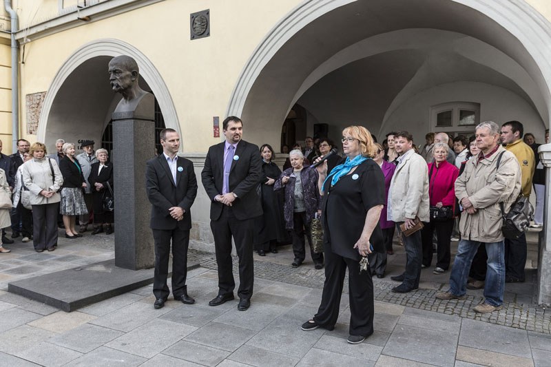 Výstavu zahájili M. Štěpánek (uprostřed) a J. Kábrtová