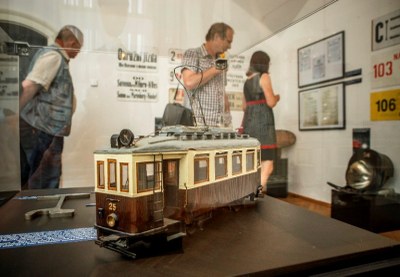 Tradiční a zároveň atraktivní částí expozice jsou modely starých tramvají. Foto: J. Zerzoň