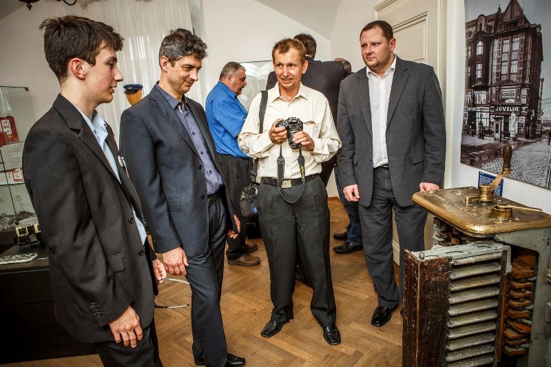 Náměstek primátora T. Sucharda (vpravo) u řadníku.