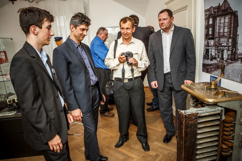 Náměstek primátora T. Sucharda (vpravo) u řadníku.