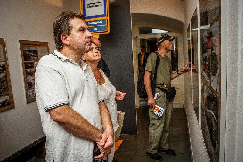 Zajímavé zastavení na zastávce Stodvacetiletá.