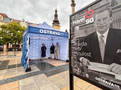 Výstava k 90. výročí narození Václava Havla na Masarykově náměstí. Foto: Martin Popelář