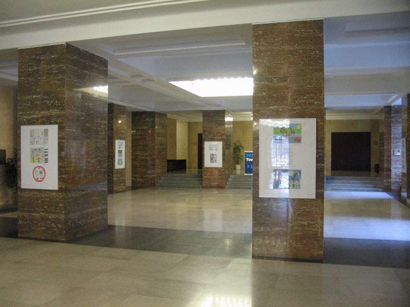 Výstava k Bezpečné cestě do škol a školek ve foyer radnice Výstava k Bezpečné cestě do škol a školek ve foyer radnice