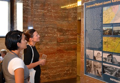 Na snímku záběr z výstavy ve vestibulu radnice. Foto: Petr Havránek