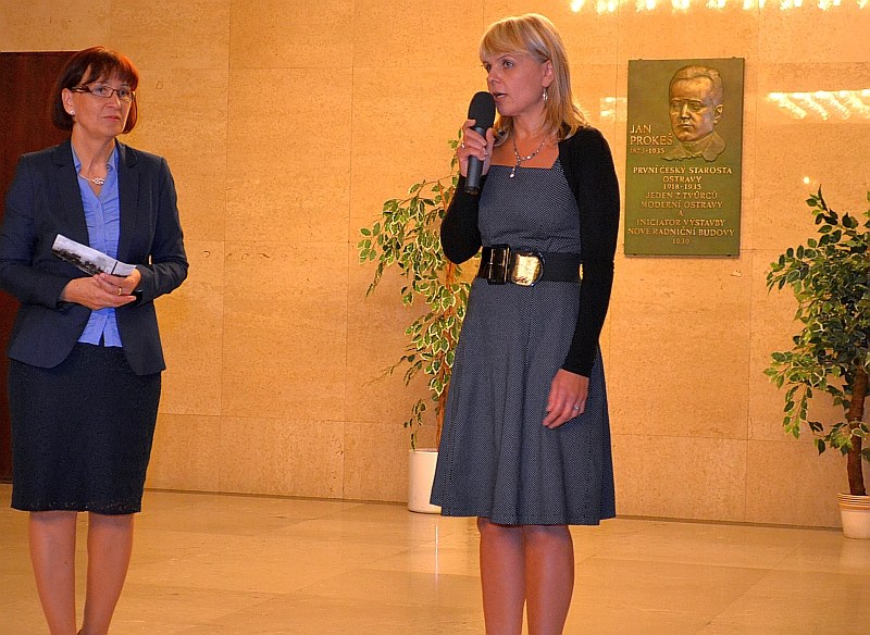 B. Przybylová (vlevo) a S. Piperková zahajují výstavu
