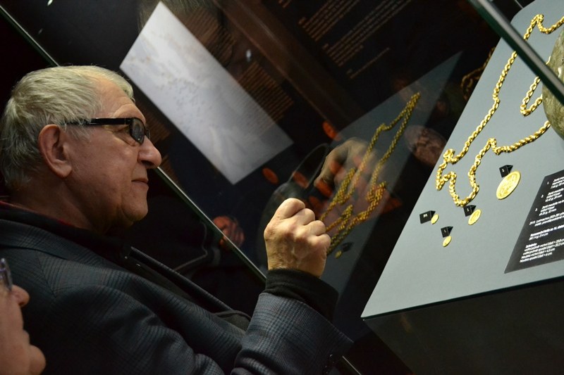 První návštěvníci výstavy.