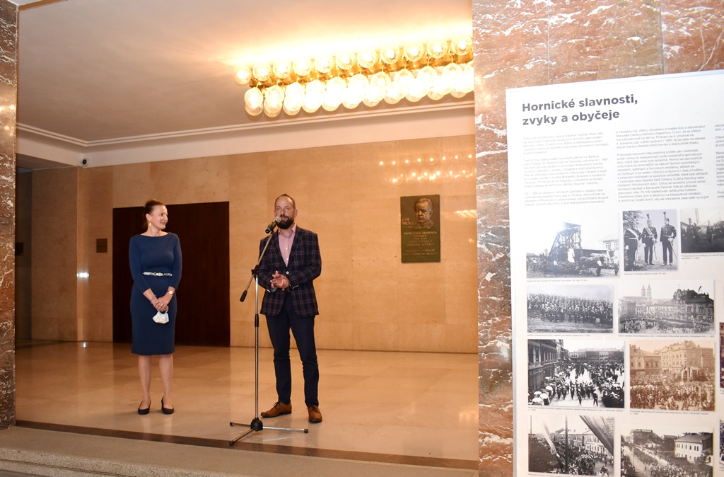 Výstavu zahájili primátor Tomáš Macura a ředitelka archivu Hana Šústková. 