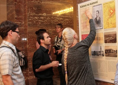 Výstavu tvoří deset velkoplošných panelů s obrazovými a textovými dokumenty. Foto: B. Krzyžanek