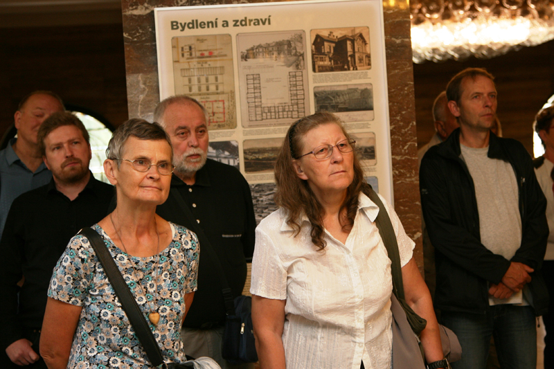 Účastníci slavnostní vernisáže se sešli v hojném množství.