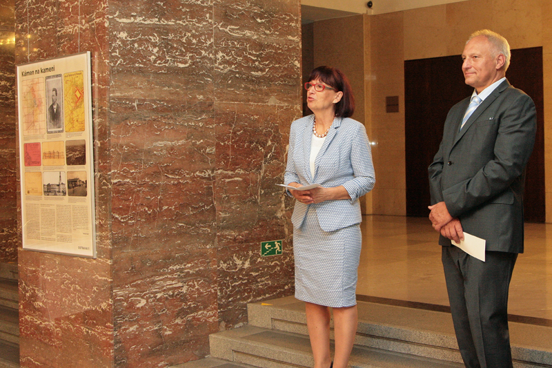 Výstavu zahájili ředitelka B. Przybylová a náměstek Z. Pražák.