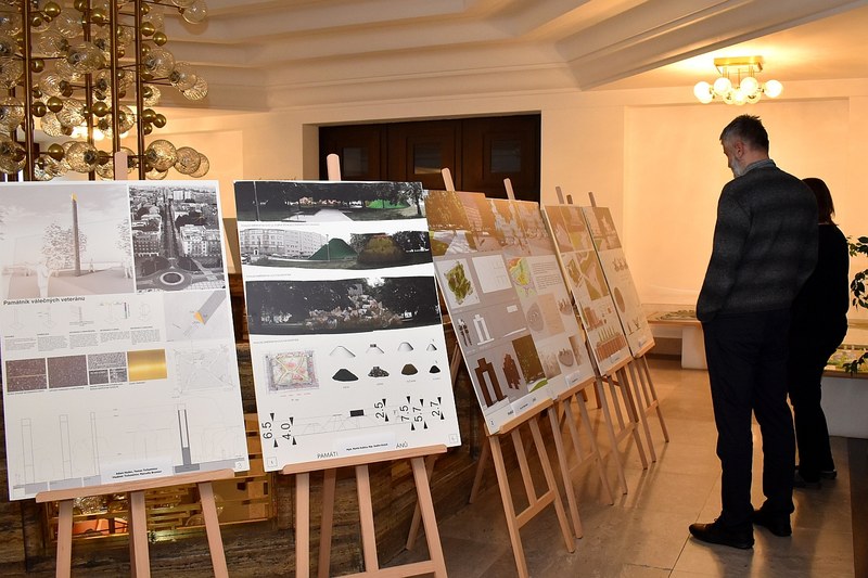 Výstava návrhů na památník veteránů je nyní v radnici Výstava návrhů na památník veteránů je nyní v radnici