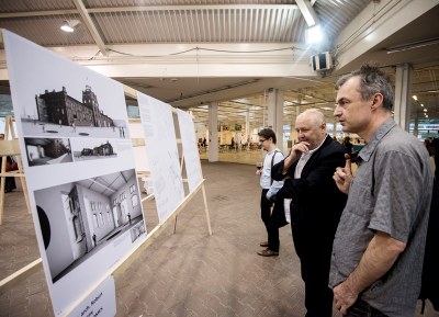 Návštěvníci si prohlížejí návrh architekta Roberta Konieczneho z polských Katovic. Foto: Lukáš Kaboň 