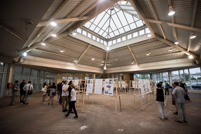 Výstava architektonických návrhů v budově Bauhausu. 