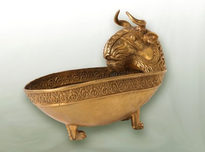 FOTO: Mezi vzácné vystavené předměty nevyčíslitelné historické hodnoty patří i zlatá miska ve tvaru stylizovaného býka, která byla zapůjčena z muzea v maďarském Szegedu.