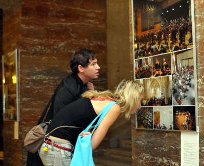 FOTO: Hudebníci si prohlížejí fotografie Martina Popeláře