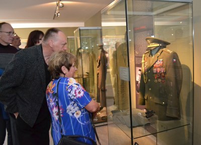 Návštěvníci výstavy si prohlížejí uniformu Bedřicha Opočenského. Foto: René Stejskal 