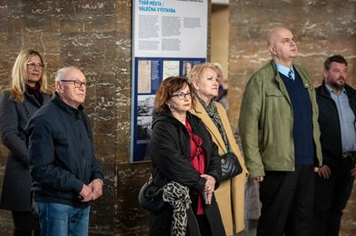 Návštěvníci vernisáže ve foyer Nové radnice. Foto: 