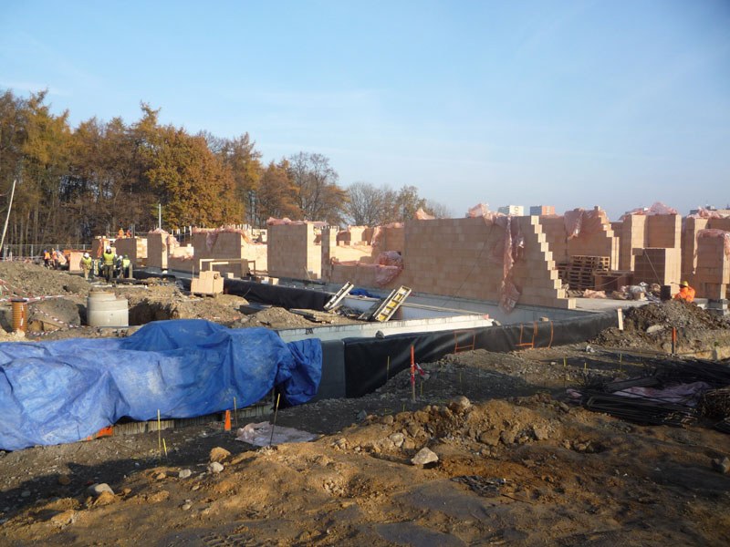 Počasí stavbařům zatím docela přeje