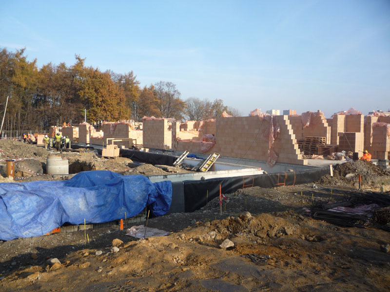 Počasí stavbařům zatím docela přeje