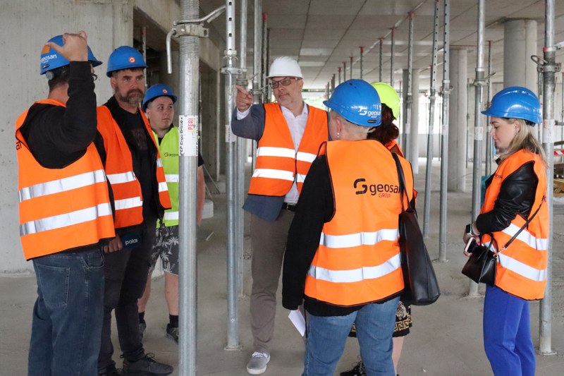 Radní pro zdravotnictví Michal Mariánek s novináři na stavbě parkovacího domu.